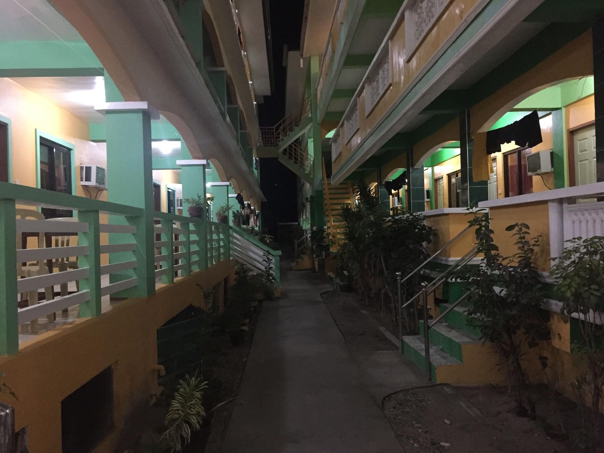 White Beach Hotel Puerto Galera Powered By Cocotel Exterior foto
