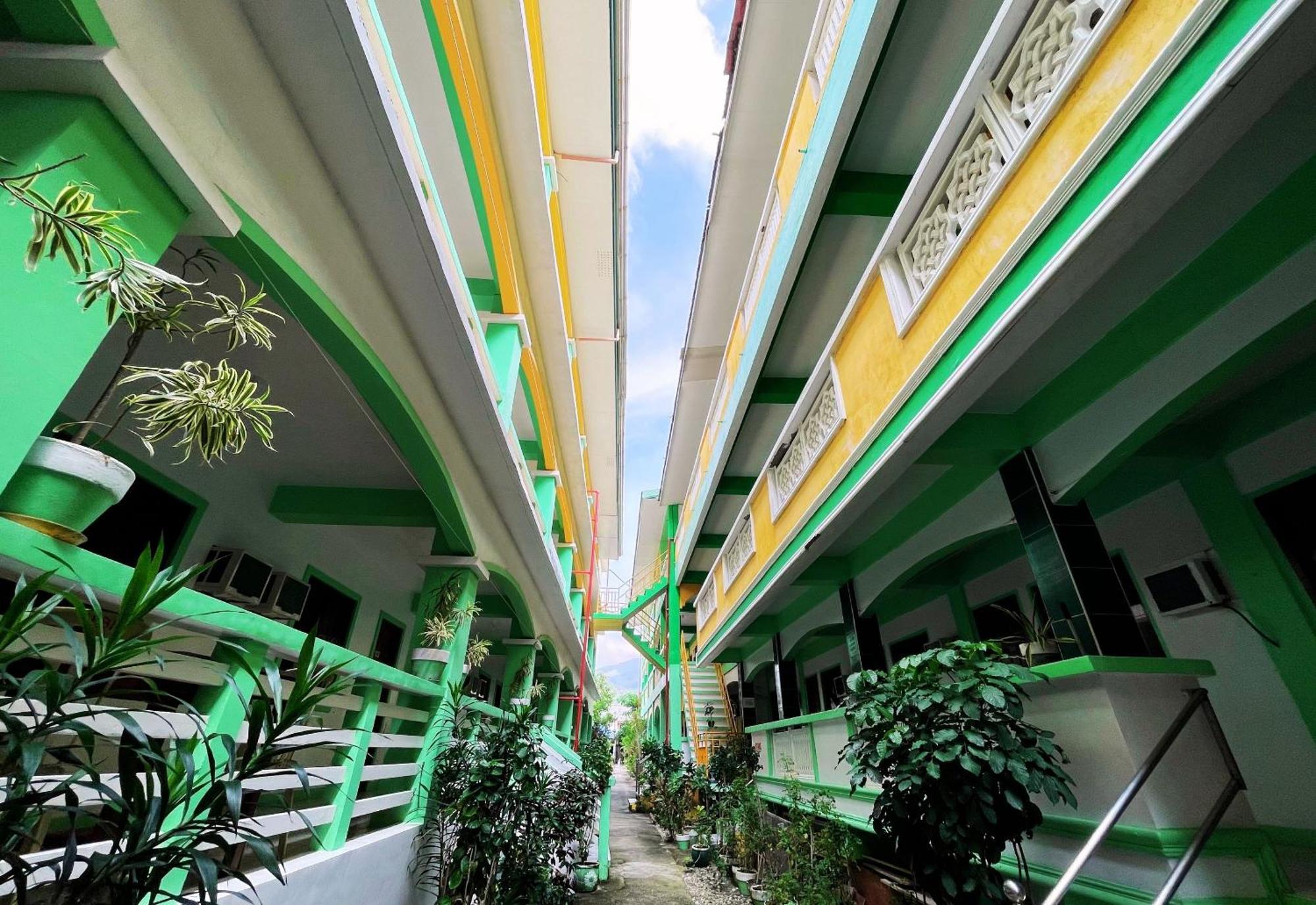 White Beach Hotel Puerto Galera Powered By Cocotel Exterior foto