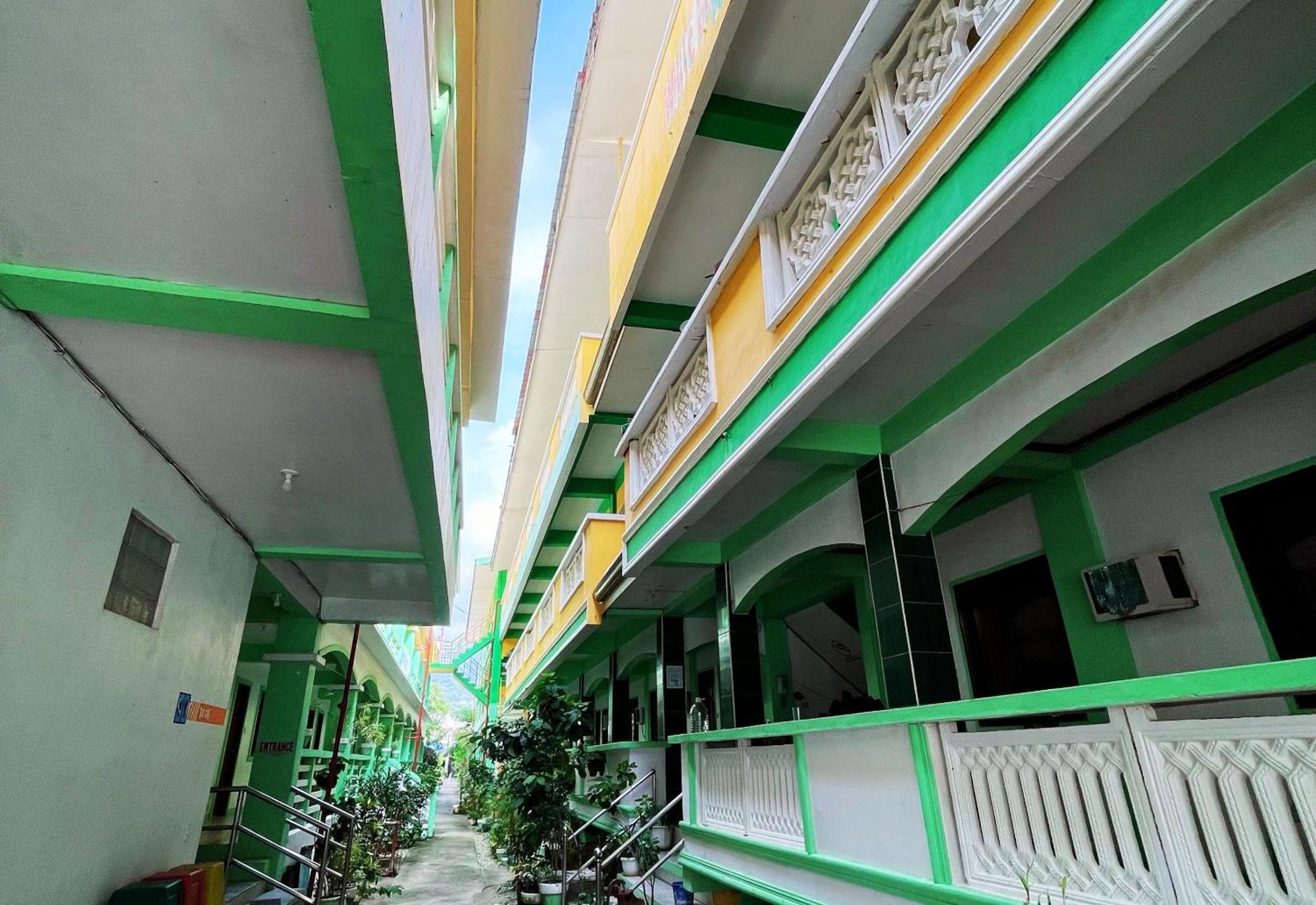 White Beach Hotel Puerto Galera Powered By Cocotel Exterior foto